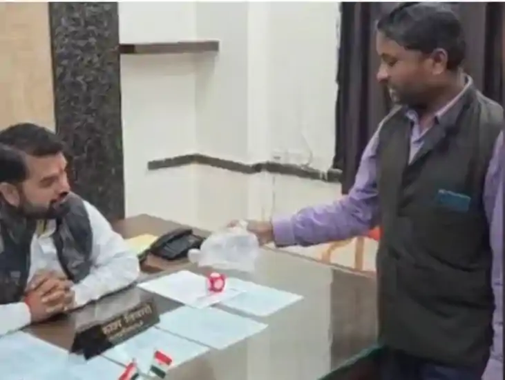 मच्छरों का अनोखा विरोध: थैले में मरे हुए मच्छर भरकर नगर निगम