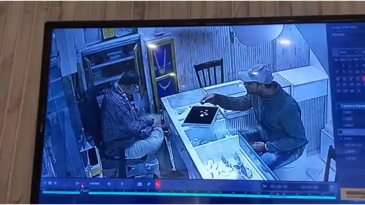 Bihar News : ग्राहक बनकर आये बदमाश ने ज्वेलरी दुकान से गायब 