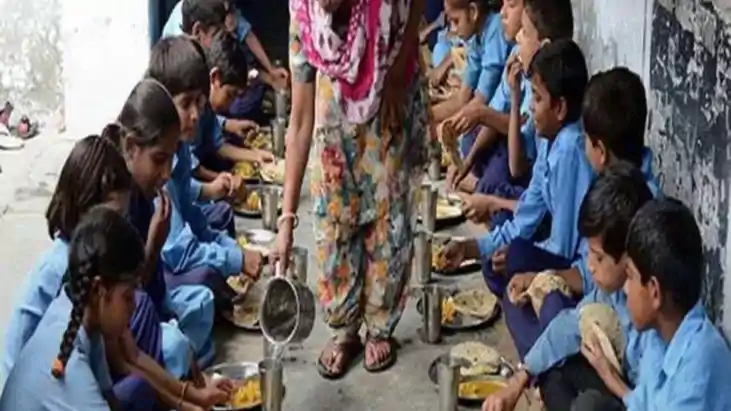 मध्याह्न भोजन योजना पर संकट के बादल: 4 महीने से बजट ठप, 2.32