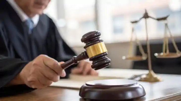 सिस्टम की मनमानी पर न्याय का हथौड़ा: जिलाधिकारी के आवास की क