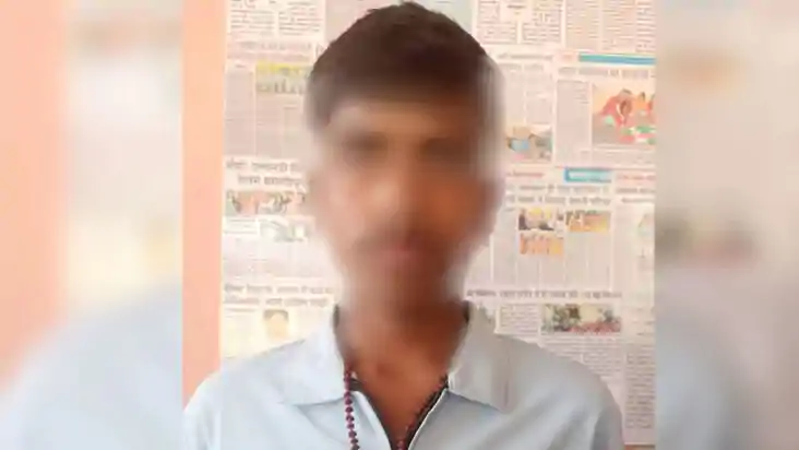 छात्राओं के लिए रिजर्व स्कूल में आखिर एक लड़का क्यों दे रहा ह