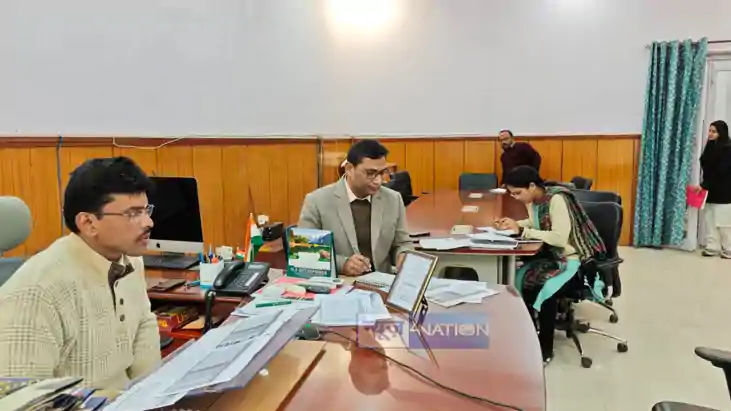 Bihar News : गया डीएम ने जिले के सभी सीओ के साथ की समीक्षा ब