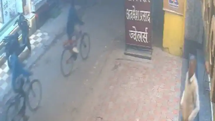 Muzaffarpur Thugs Posing as Cops Loot 1 4 Kg Silver from Jew