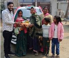 शहजादी की तरह हुआ स्वागत! बेटी के जन्म पर पिता ने फूलों से सजाई कार, नन्ही 'लक्ष्मी' के लिए किया ऐसा जश्न कि देखते रह गए लोग