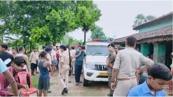 वैशाली में पूर्व मुखिया के घर पर बमबाजी और अंधाधुंध फायरिंग,