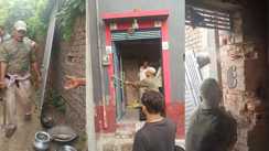 कोर्ट के सख्त आदेश के बाद एक्शन में पुलिस, 16 साल से फरार कुख्यात शराब माफिया रघुनंदन के घर किया कुर्की जब्ती