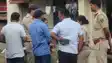 Bihar Crime -  हथकड़ी पहने बदमाश पुलिस को चकमा देकर फरार! टॉयलेट जाने के बहाने नगर थाना परिसर से भागा बैंक लूटकांड का आरोपी