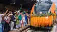 मुजफ्फरपुर में पाटलिपुत्र-गोरखपुर वंदे भारत के स्वागत के लिए उमड़ी भीड़, केंद्रीय जलशक्ति राज्य मंत्री ने दिखाई हरी झंडी