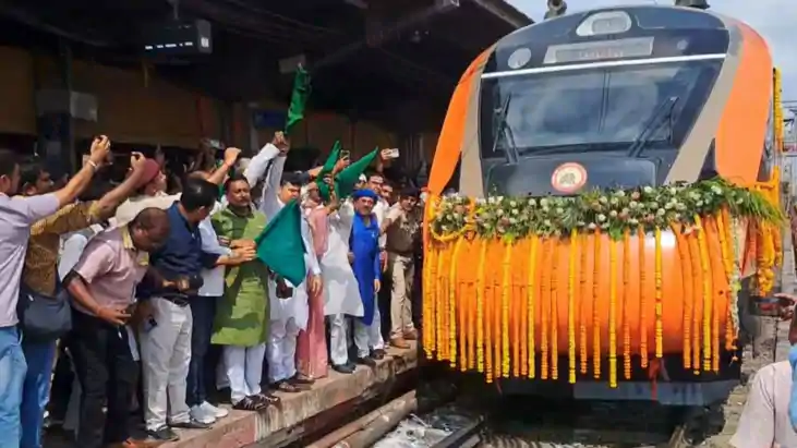 Vande bharat - मुजफ्फरपुर में पाटलिपुत्र-गोरखपुर वंदे भारत क Vande bharat - मुजफ्फरपुर में पाटलिपुत्र-गोरखपुर वंदे भारत क