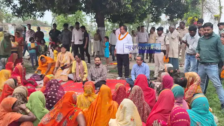 Bihar News : डीएम हो तो ऐसा ! जमीन पर बैठकर सुनी लोगों की फ़र