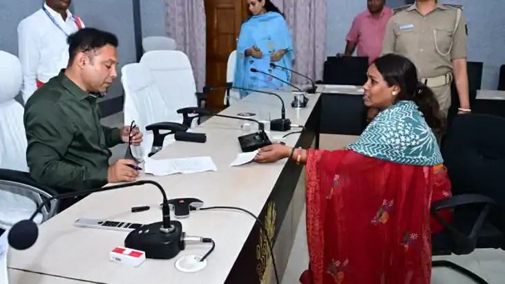 भागलपुर DM का 'एक्शन' मोड: 60 फरियादियों की ऑन-द-स्पॉट सुनवा