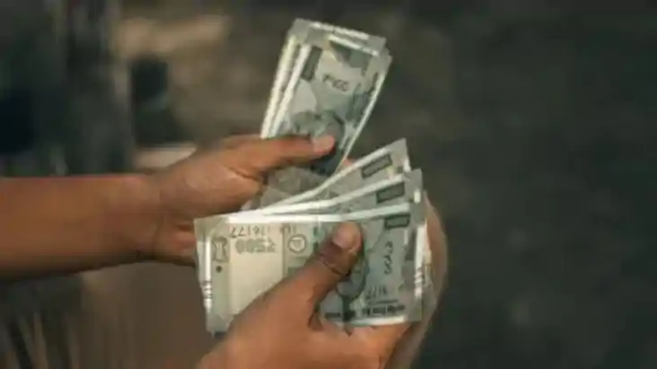 महिला अधिकारी गिरफ्तार 