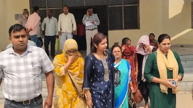 महिला अधिकारी गिरफ्तार 