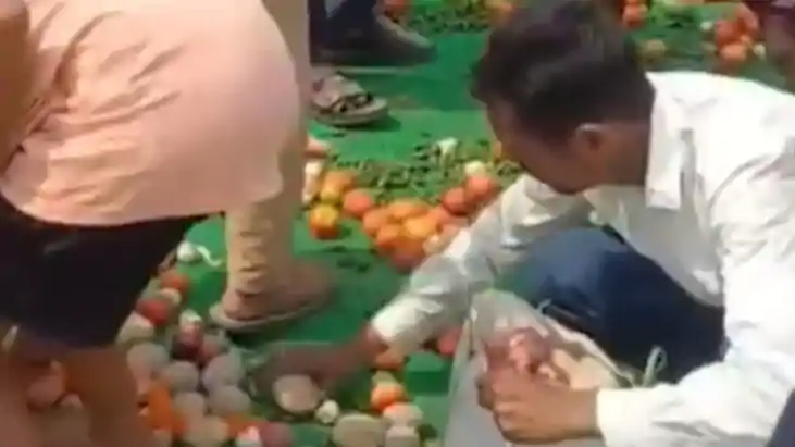 Chaos at Nitish Kumar Rally Crowd Loots Vegetables Viral