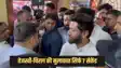 Martyr Manish Kumar - नवादा में शहीद के घर मिले चिराग-तेजस्वी, सिर्फ सात सेकेंड के लिए हुए आमने-सामने, जानिए फिर क्या हुआ