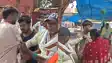 दूसरी शादी रचाना युवक  को पड़ा महंगा, पहली पत्नी और उसके परिजनों ने बीच सड़क पर जमकर कूटा