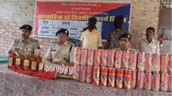 शराब कारोबारी के घर छापेमारी करने गई पुलिस टीम पर तलवार से हमला, भारी मात्रा में विदेशी शराब के साथ पिता-पुत्र गिरफ्तार