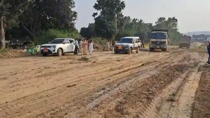 Bihar News : फोरलेन निर्माण में रोड़ा बने ग्रामीणों को प्रशास