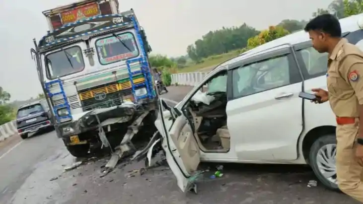 तेज रफ्तार कार और ट्रक की टक्कर, तीन वेटनरी डॉक्टर्स की मौत,