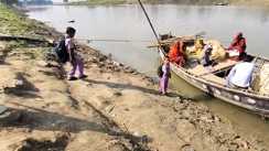 Bihar News : भागलपुर में पुल के लिए तरस गए सात गांवों के ग्रामीण, गुहार के बाद भी नहीं खुली अधिकारियों की नींद, नाव बनी आवागमन का सहारा 
