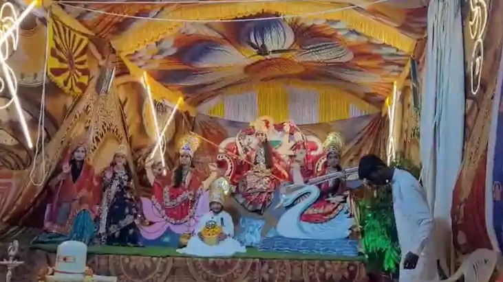 Bihar News: बक्सर में मां दुर्गा के दिव्य रूपों की जीवंत झां