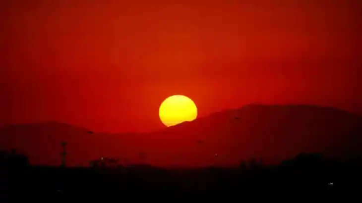 सूर्य देव की हर सुबह करें पूजा, जीवन में उजाले के साथ आएगी ख सूर्य देव की हर सुबह करें पूजा, जीवन में उजाले के साथ आएगी ख