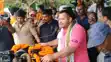 चुनावी रथ छोड़ कार्यकर्ताओं की मांग पर मंच पर पहुंचे तेजस्वी, जनता से लगवाया नारा – वोट चोर, गद्दी छोड़