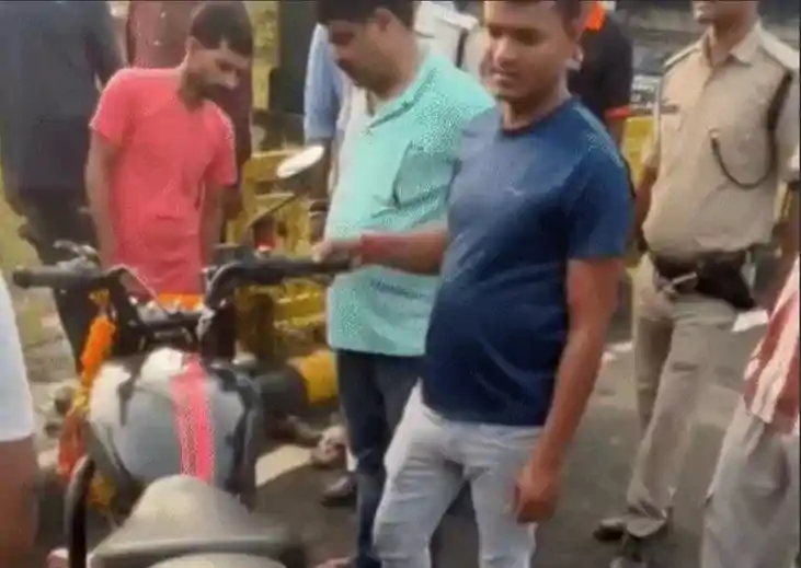 पटना में डिवाइडर से टकराई तेज रफ्तार बाइक, हादसे में एक युवक पटना में डिवाइडर से टकराई तेज रफ्तार बाइक, हादसे में एक युवक