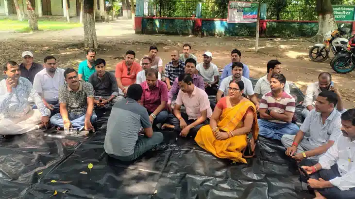 सुपौल में सेवा स्थायीकरण की मांग को लेकर एकजुट हुए आईटी कर्म