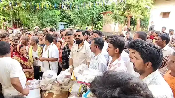 Bihar Flood : भोजपुर में बाढ़ पीड़ितों के बीच पवन सिंह की टी