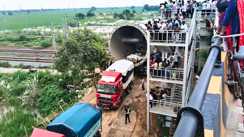 Bihar News : बारुण रेलवे ओवरब्रिज के नीचे से 300 से अधिक चक्कों वाला विशाल ODC सुरक्षित पार, 3 घंटे ठप रहा रेल परिचालन