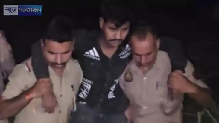 Police Encounter - योगी की बुलडोजर चलानेवाली पुलिस ने मोबाइल Police Encounter - योगी की बुलडोजर चलानेवाली पुलिस ने मोबाइल