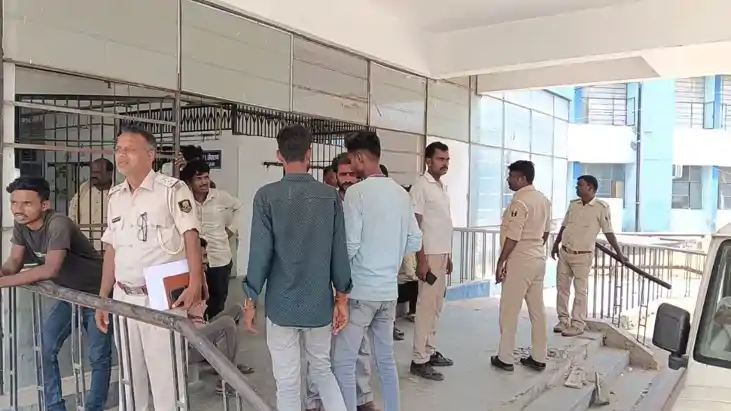 दो बाइकों की टक्कर में एक युवक की दर्दनाक मौत, दो मासूम बच्च