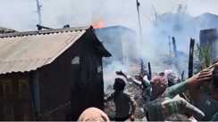 Bihar News : बेतिया में शॉर्ट सर्किट से 10 घरों में लगी भीषण आग, लाखों की संपत्ति जलकर हुई राख, बेजुबानों की भी गई जान