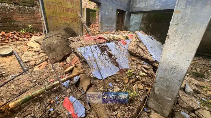 जर्जर भवन की छत ढही