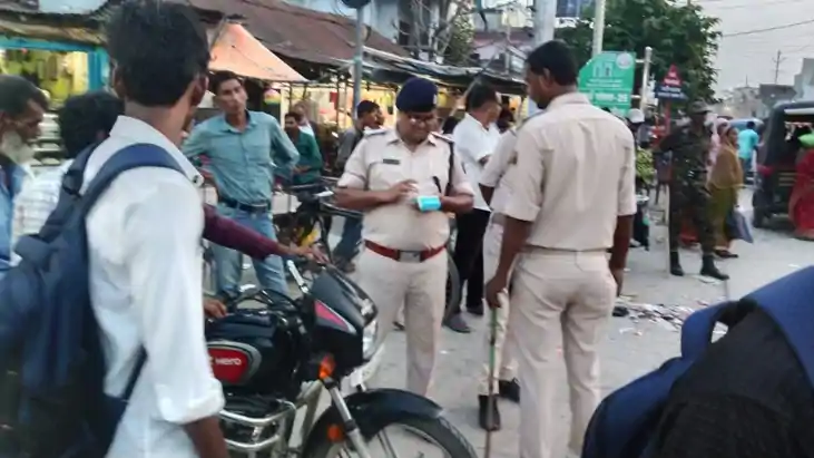 सुपौल में सघन वाहन जांच अभियान: यातायात नियमों के उल्लंघन पर