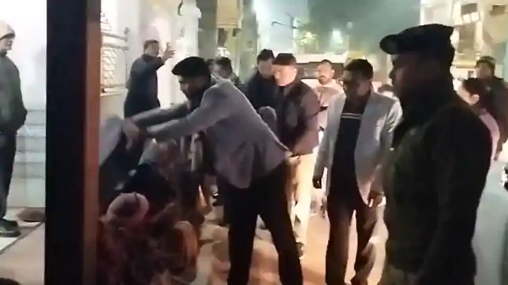 Bihar News : मुंगेर में ठंड का कहर: लोगों को नगर निगम के अला