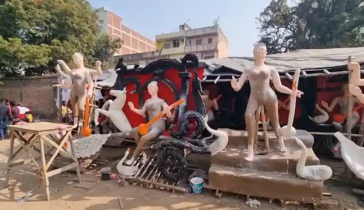 15 फीट तक ऊँची प्रतिमाएँ और गंगा की मिट्टी का जादू, बसंत पंच