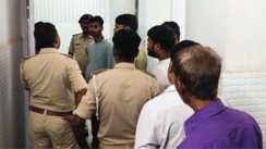 Bihar Crime News : वैशाली में कर्मी से बदमाशों ने लूटे 6.40 लाख रूपये, विरोध करने पर गोली मारकर किया जख्मी 