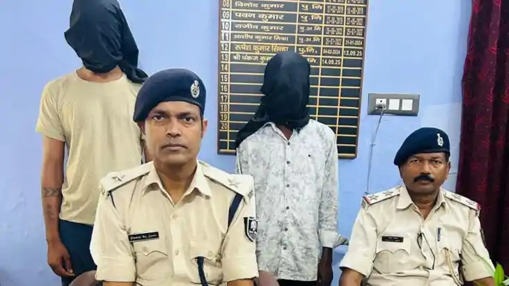 नवादा पुलिस को बड़ी सफलता: लूटकांड का वांछित आरोपी और फर्जी 