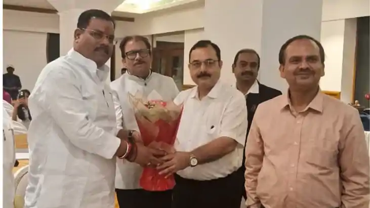 Bihar News : गन्ना उद्योग मंत्री ने अधिकारियों के साथ पुणे क