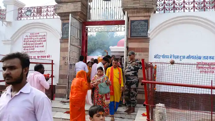 Bihar News : थावे दुर्गा मंदिर परिसर में प्रसाद विवाद को लेक