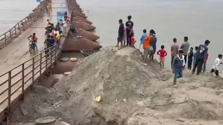रेलिंग तोड़ गंगा में समाया ट्रैक्टर: पीपा पुल पर अनियंत्रित 