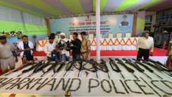 नक्सलवाद पर करारी चोट: DGP के सामने 27 नक्सलियों का सरेंडर, मुख्य धारा में लौटे