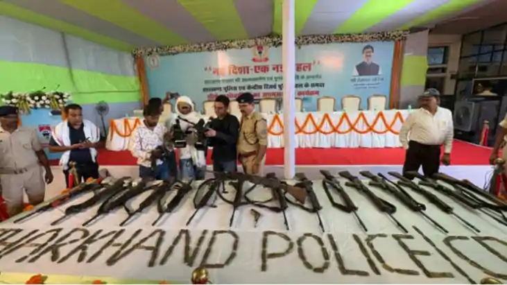 नक्सलवाद पर करारी चोट: DGP के सामने 27 नक्सलियों का सरेंडर, 