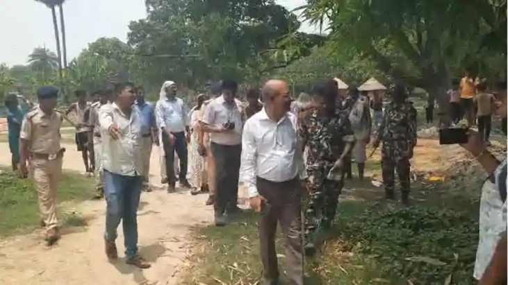 हाजीपुर में महादलित बस्ती की सड़क का रास्ता साफ: DM वर्षा सि