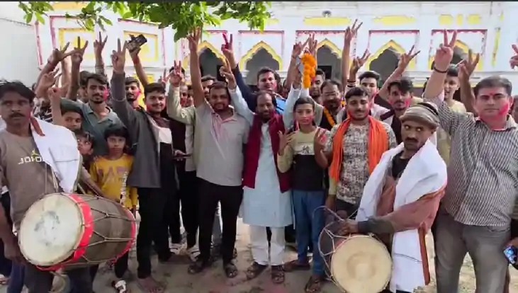 संजय सिंह टाइगर के मंत्री बनने पर उनके पैतृक गांव में लोगों 