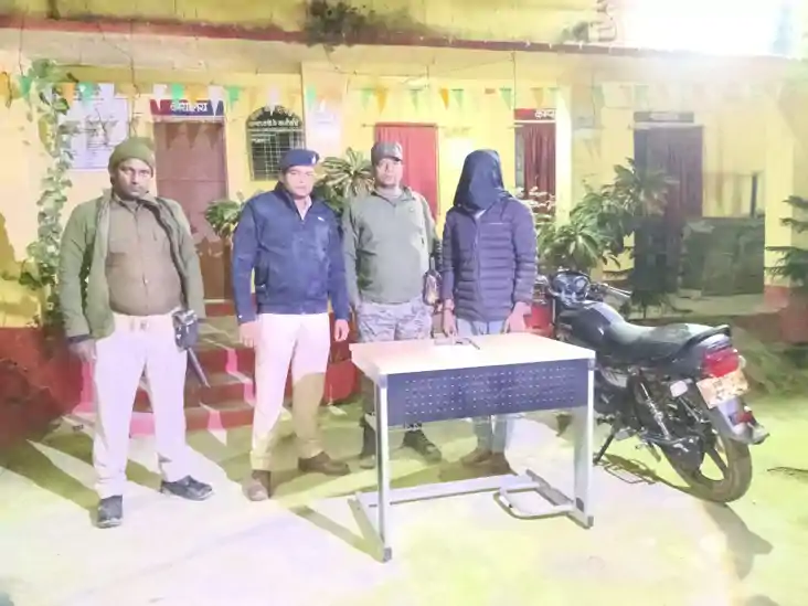 पुलिस को मिली बड़ी सफलता, चोरी की बाइक और अवैध  लोडेड कट्टा 