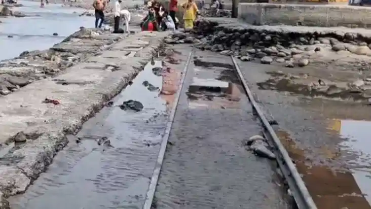 गंगा नदी में दिखा रेलवे ट्रैक, तो लोगों ने पूछा- यहां ट्रेन 