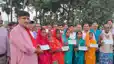 प्रतापपुर पहुंचे कांटी विधायक ई. अजीत कुमार: आगजनी पीड़ितों को बांटे 58,050 रुपये के चेक, मामूली विवाद में युवक की हत्या को बताया बेहद दुःखद